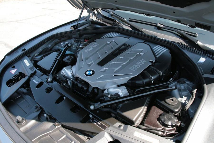  BMW 750i 2009 года  (фото 8 из 32)